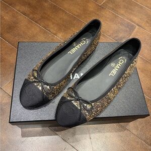 CHANEL Glittering Black and Gold Flats